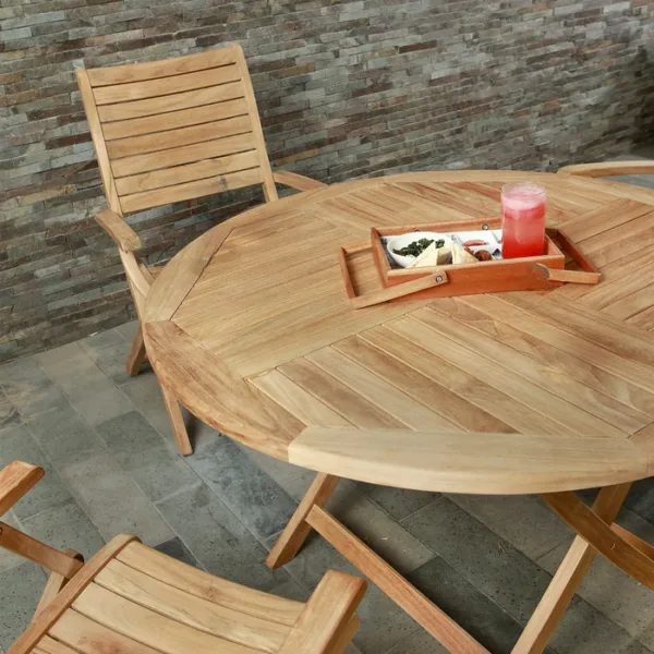 Teak ağacından yapılmış yuvarlak masa tablası, açık hava kullanımına uygun tasarımı ve şaşırtmalı ızgara modeliyle, bahçede şık bir oturma düzeni oluşturuyor.