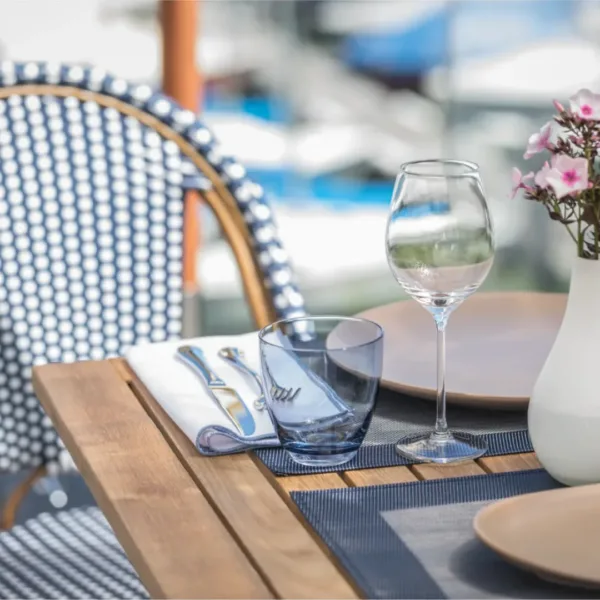 Teak ağacından üretilmiş, suya dayanıklı ahşap teak masa tablası, balkon, bahçe ve teras kullanımına uygun şık tasarım.