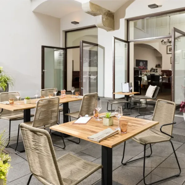 Teak ağacından üretilmiş, şık ve dayanıklı cafe masa tablası örnek uygulama görseli.