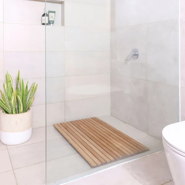 58x80 cm teak ahşap duş ızgarası, kaymaz tasarımı ve doğal dokusuyla ahşap banyo paspası olarak hijyenik bir çözüm sunar.