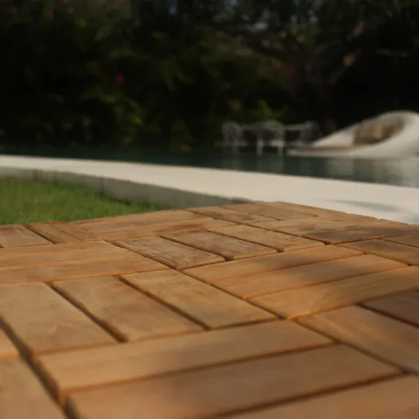 Teak ahşap bahçe yer döşemesi, 30x30 cm deck kaplama uygulama örneği.
